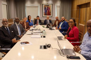 Arubaan Sjiem Fat bij overleg commissie democratisch tekort met Curaçaose regering