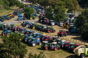 Hundreds of Dutch farmers protest plans to revoke permits of five poultry farms