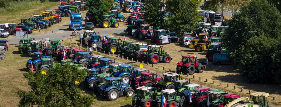 Honderden boeren protesteren tegen intrekken vergunningen van vijf pluimveehouders