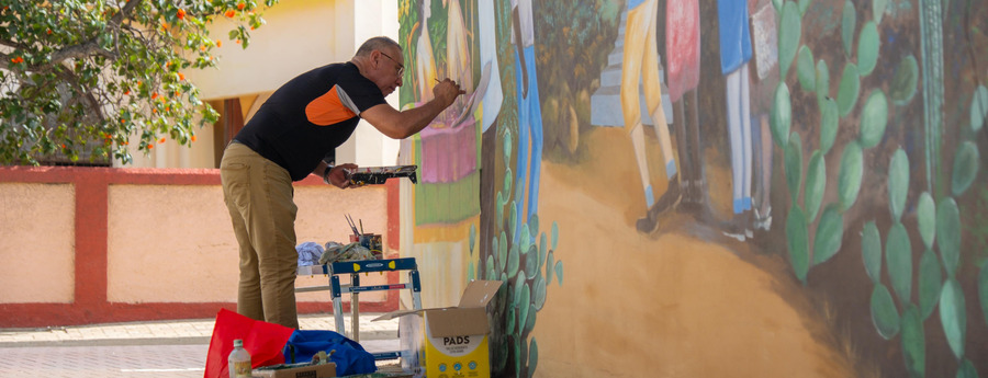 Aruban Artist Elvis Tromp Restores Iconic San Nicolas Mural After 12 Years