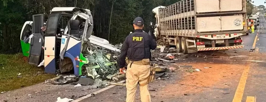 23 Killed in Head-On Collision Between Minibus and Truck in Brazil