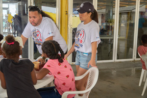 Kiwanis y Red Cross ta prepara 100 mucha pa regreso na scol