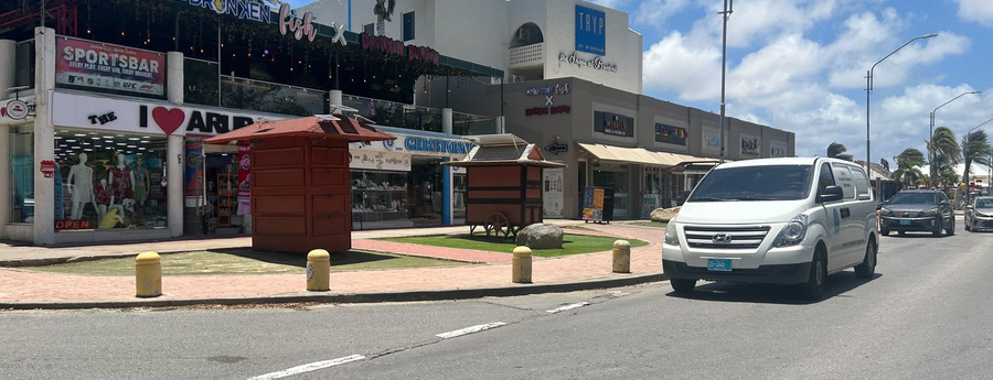 Armed robbers hit Palm Beach jewelry store, flee on scooter