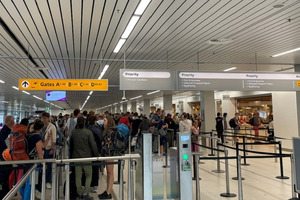  Accion di seguridad na Schiphol por causa atraso pa biaheronan di Aruba tambe