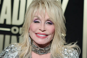 Dolly Parton, icono mundial di country, a muri cu 80 aña