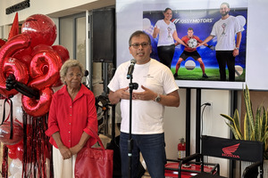 Jossy Motors a celebra 68 aña y reconoce empleada cu 50 aña di servicio