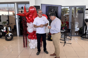 Jossy Motors a celebra 68 aña y reconoce empleada cu 50 aña di servicio