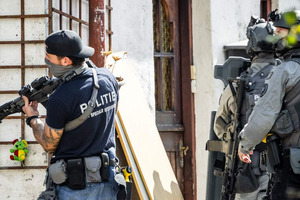 Eén dode, twee agenten gewond en 34 arrestaties na massale schietpartij