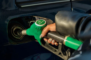 Prijs di gasolin na Hulanda ta bati record, pero e automobilista ta sigui core