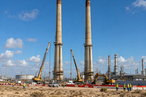 Refineria di Aruba bereidt sloop van twee 300 voet hoge schoorstenen voor