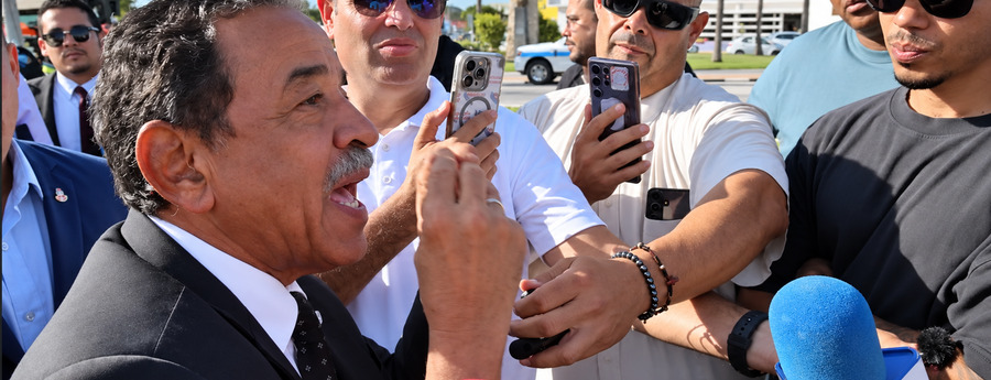 Tour Operators Block Las Americas Roundabout in Protest
