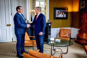  Gobernador Boekhoudt ricibi pa Rey Willem-Alexander na Huis ten Bosch