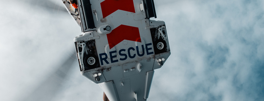 Kustwacht evacueert zieke opvarende van vrachtschip