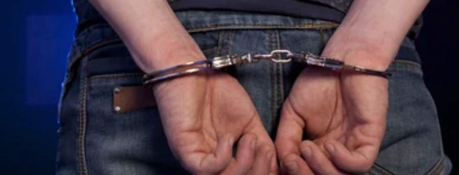 Sospechoso di 15 aña deteni despues cu dos hoben a wordo hinca
