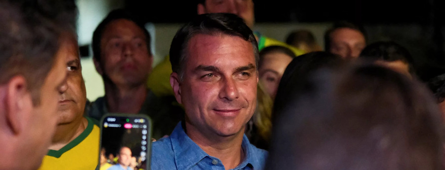 Flávio Bolsonaro leads first round; Brazil heads to runoff