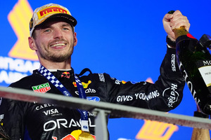 Verstappen wint Formule 1 race voor het eerst in Singapore