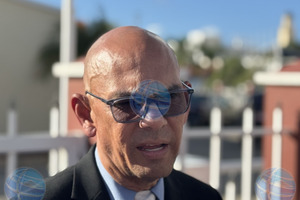 Oduber ta exigi igual proteccion huridico pa politiconan di Aruba 