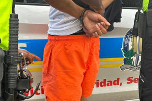 Polis a detene dos homber durante accion peligroso na Caya Sint Maarten