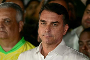 Flávio Bolsonaro ta huy for di Brasil despues di perde eleccion