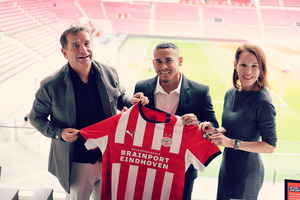 Aruba y  club di futbol profesional hulandes PSV ta explora alianza turistico