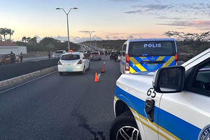 Control di polis a produci 95 multa y 7 detencion